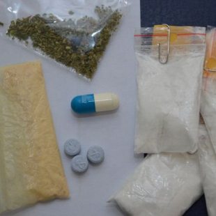 Policja znalazła kokainę, amfetaminę, marihuanę i dopalacze w dwóch mieszkaniach