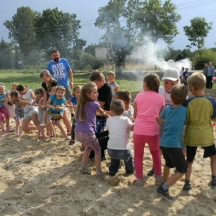 W Podborze powstał plac zabaw dla dzieci dzięki grupie wolontariuszy o dobrym sercu